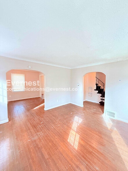 Building Photo - 5747 Lakepointe St