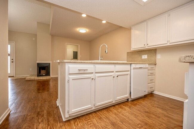 Building Photo - Updated 3-Bedroom Townhome with First-Floor Primary Suite