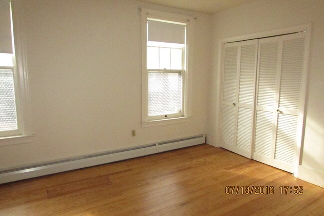 Building Photo - Large 3 Bedroom + Bonus Room with Laundry ...
