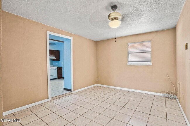 Building Photo - 323 Singh St