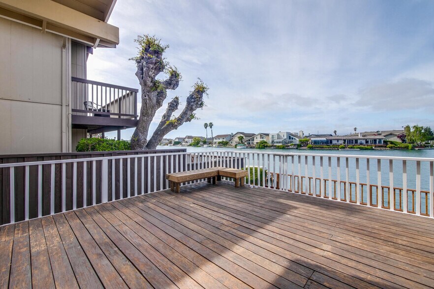 Building Photo - 255 Shearwater Is