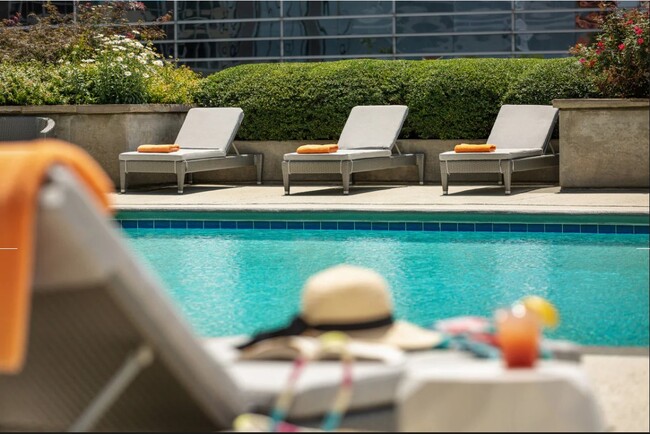 Pool seating - 400 W Peachtree St NW