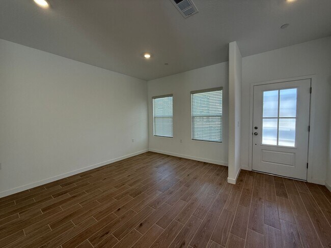 Building Photo - Brand new stunning 4-bedroom, 2.5-bathroom home in the desirable Clovis, CA