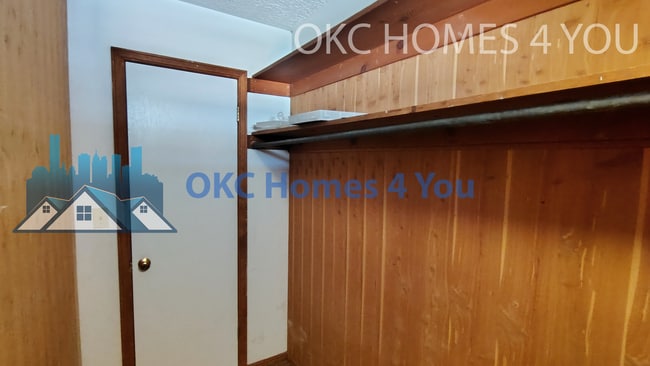 Building Photo - Half Duplex with Tons of Space!
