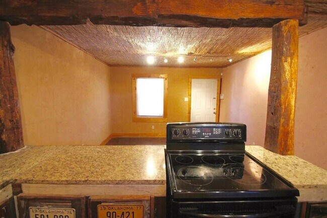 Building Photo - 557 N Limestone