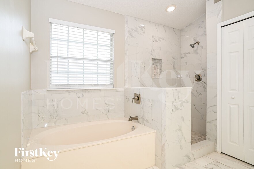 Building Photo - 2352 Chartley Ln S