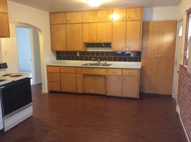 Building Photo - 3 bedroom, 2 bath Single Family house