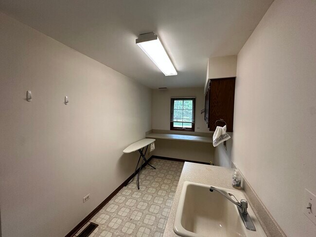 Building Photo - 1055 Knollwood Ln