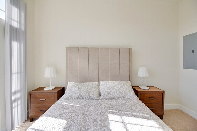 Building Photo - 909 Usher St