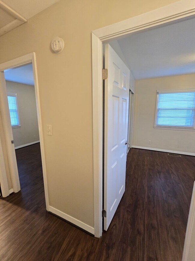 Building Photo - Newly remodeled 3 bed/1 bath home with a 1...