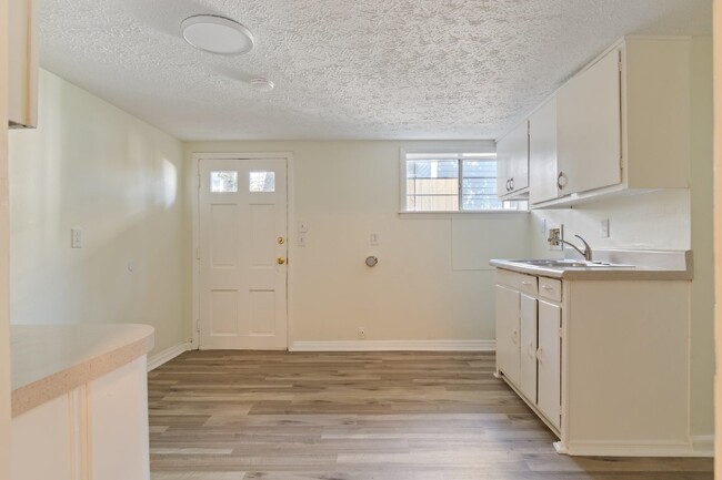 Building Photo - Freshly renovated duplex near Charlotte Av...