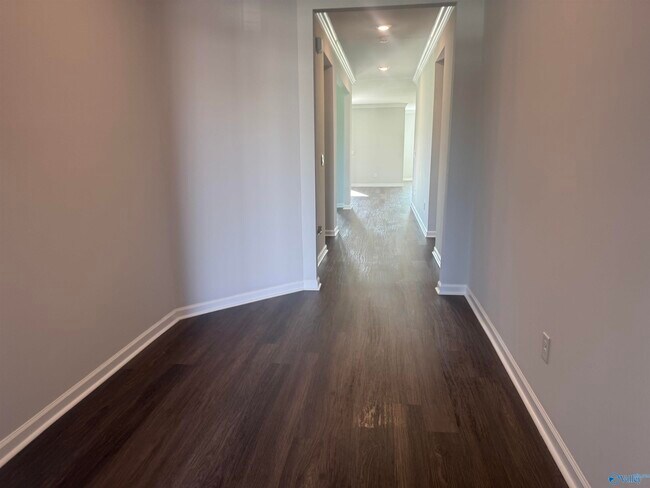 Building Photo - 104 Legend Dr