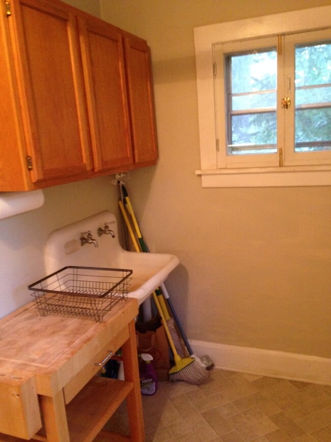 Building Photo - 922 Oakwood Ave