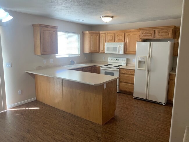 Building Photo - Beautiful Skyhawk Town Home, 1 car garage.