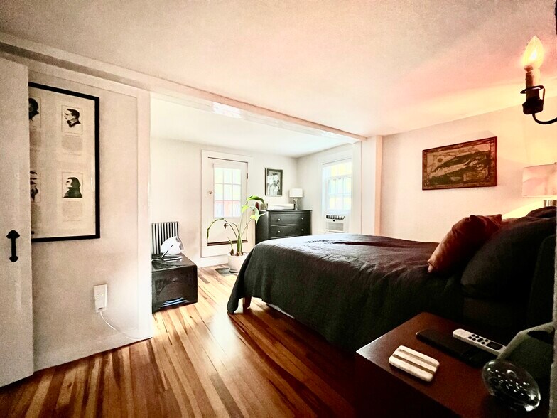 Building Photo - 206 Elm St