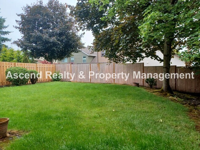 Building Photo - Ready Immediately Summer Lake 3 Bed on Corner Lot, Fenced Yard, Primary Bed on Main Level 1 Small...