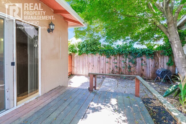 Building Photo - Charming 3-Bedroom Home in Glenview