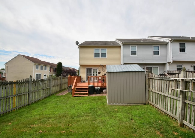 Building Photo - End of Group Townhome, with Finished Basement, in Abingdon