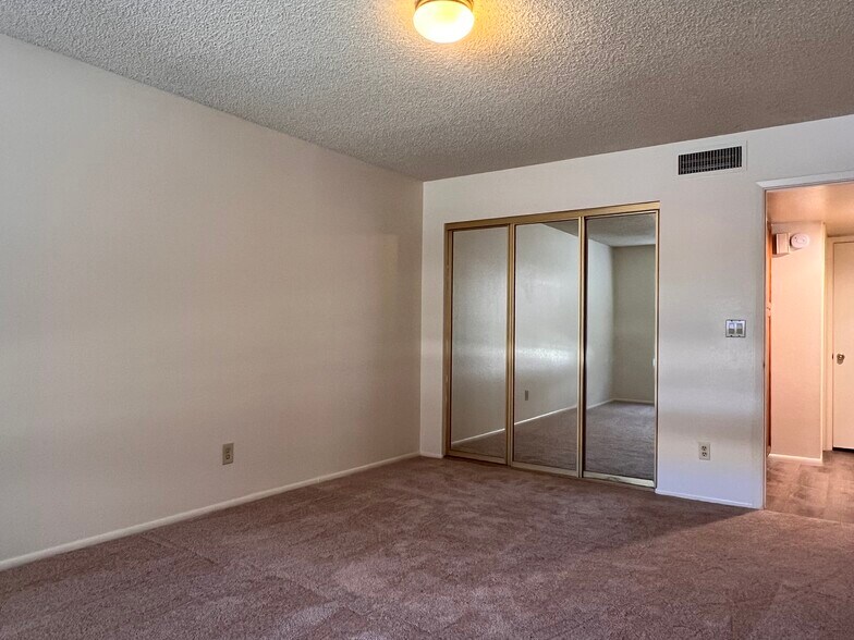Building Photo - 700 E Mesquite Cir
