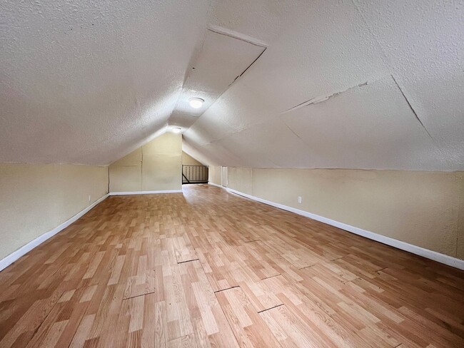 Building Photo - 3 Bedroom House