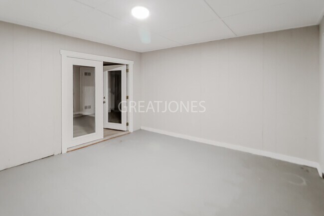 Building Photo - NOW OFFERING 1/2 MONTH FREE WITH SIGNED LE...
