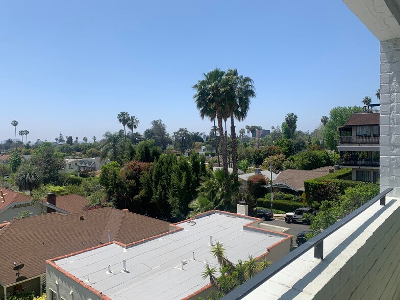 Building Photo - 7560 Hollywood Blvd