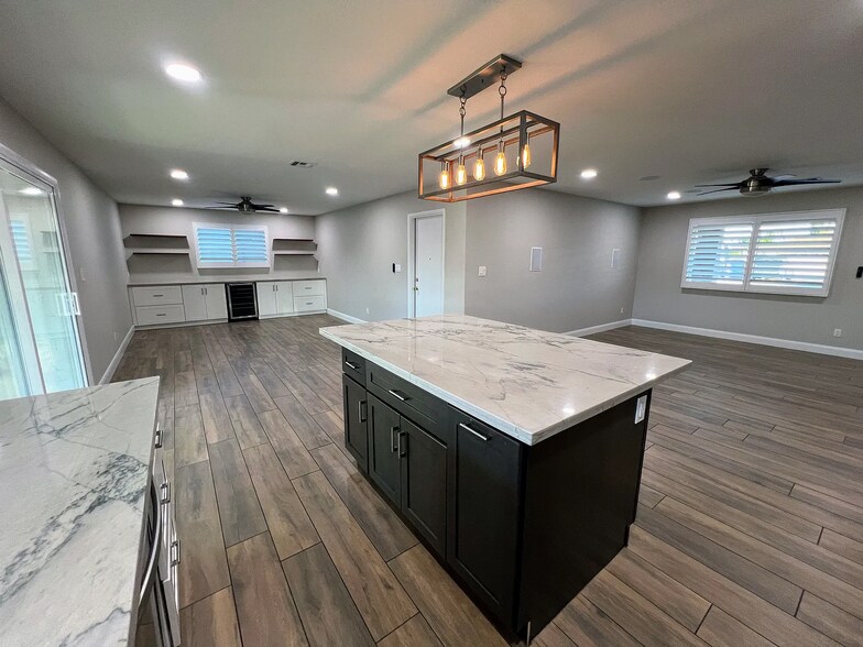 Building Photo - 2508 E Loyola Dr