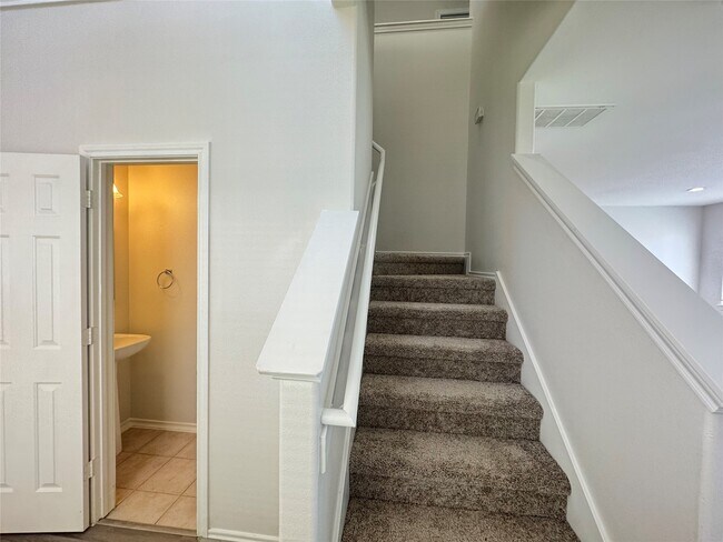 Building Photo - 5715 Vinemont Ln