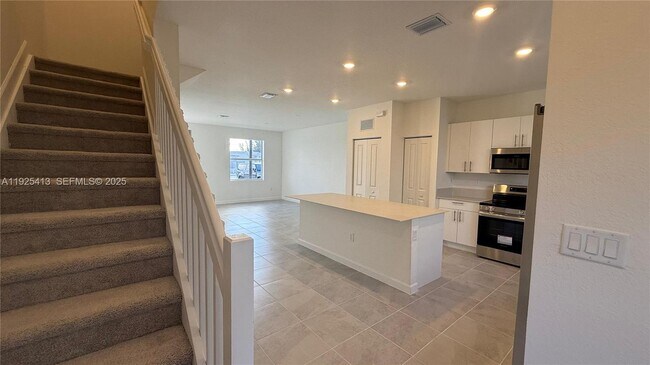 Building Photo - 1096 SE 2nd St