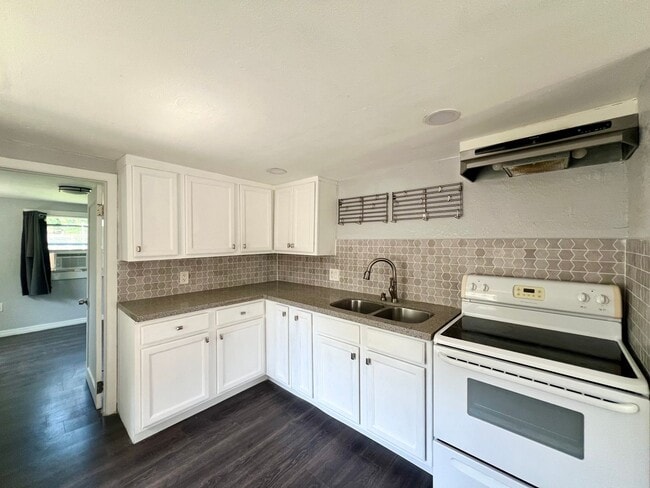 Building Photo - 610 8th St W