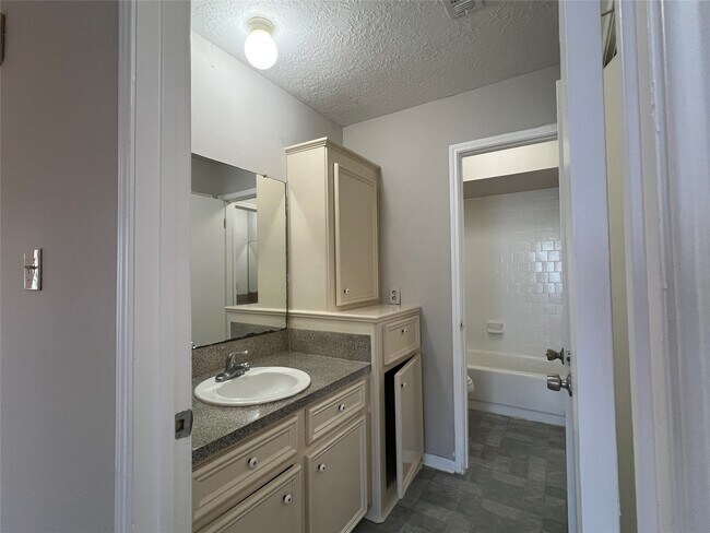 Building Photo - 11507 Meadow Ln
