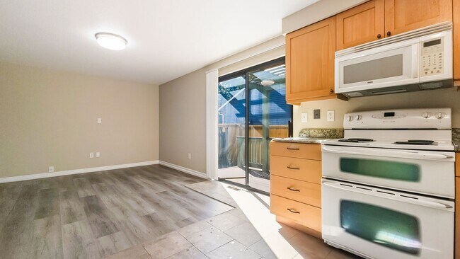 Building Photo - Stylish Fairwood Rambler with Modern Updat...