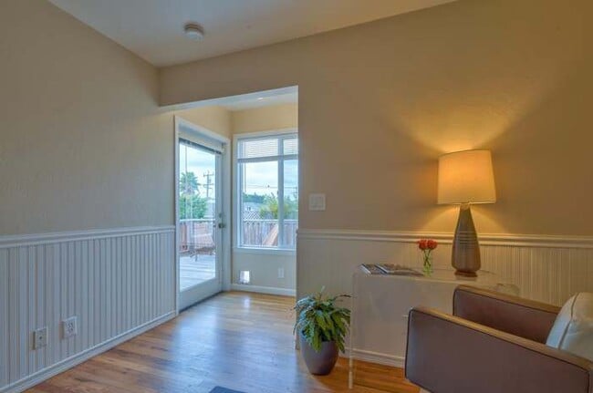 Building Photo - 1209 Darwin St