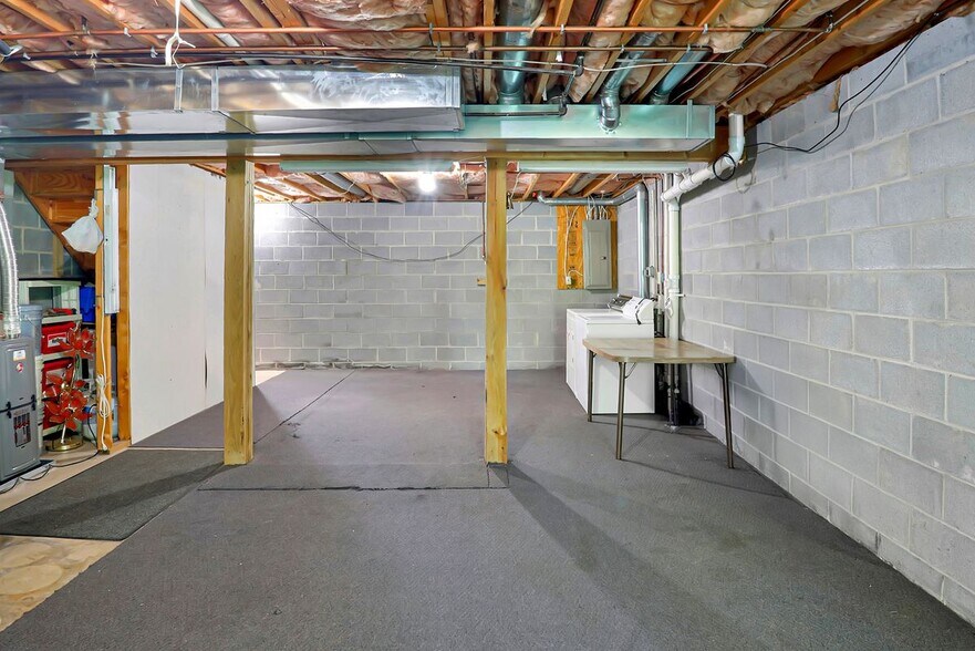 Building Photo - 213 Copperfield Ln