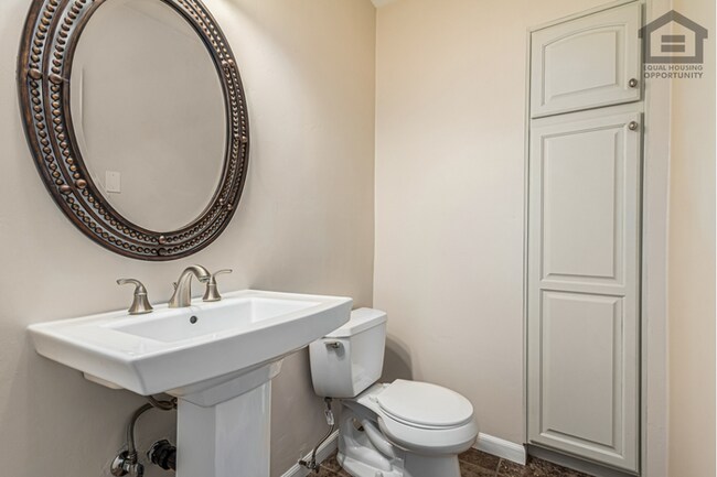 Building Photo - 3Bed/3Bath House at Thomas/7th Ave! Ready for Immediate Move-In! -- NO HOA! FULLY REMODELED!