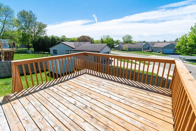 Building Photo - Spacious, freshly painted split entry home in NW Rochester!