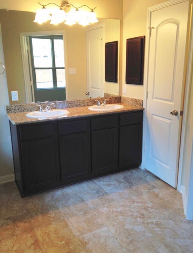 Building Photo - 3 bedroom 2 bath home