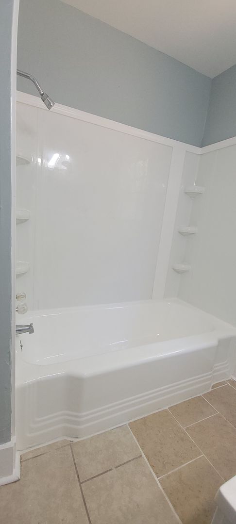 Building Photo - Beautiful 3 bedroom/1 bath Cottage with La...