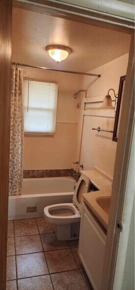 Building Photo - 400 E Thrush Ave