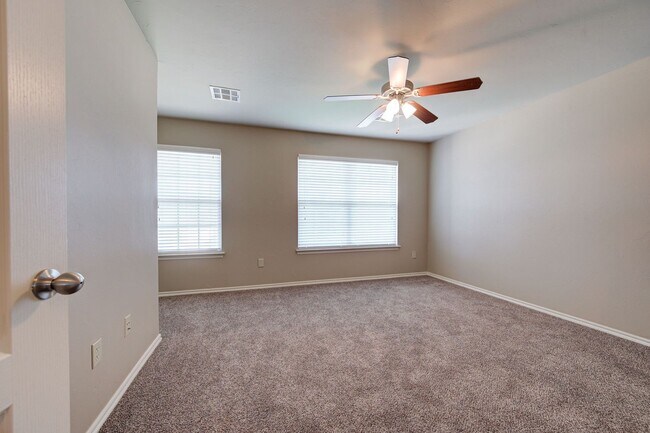 Building Photo - ** $500 Off Move-in Special ** Gorgeous 4 ...