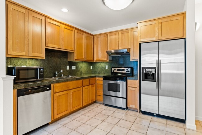 Building Photo - Downtown Oakland Condo w/ Parking & In Unit Laundry