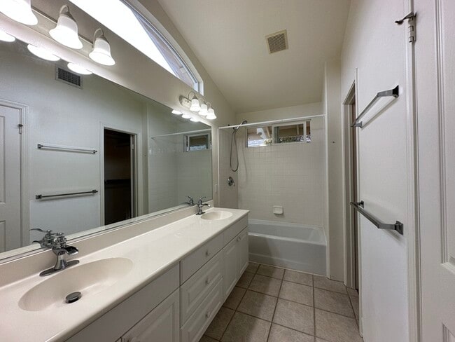 Building Photo - Beautiful & Spacious Pet-Friendly Home at ...