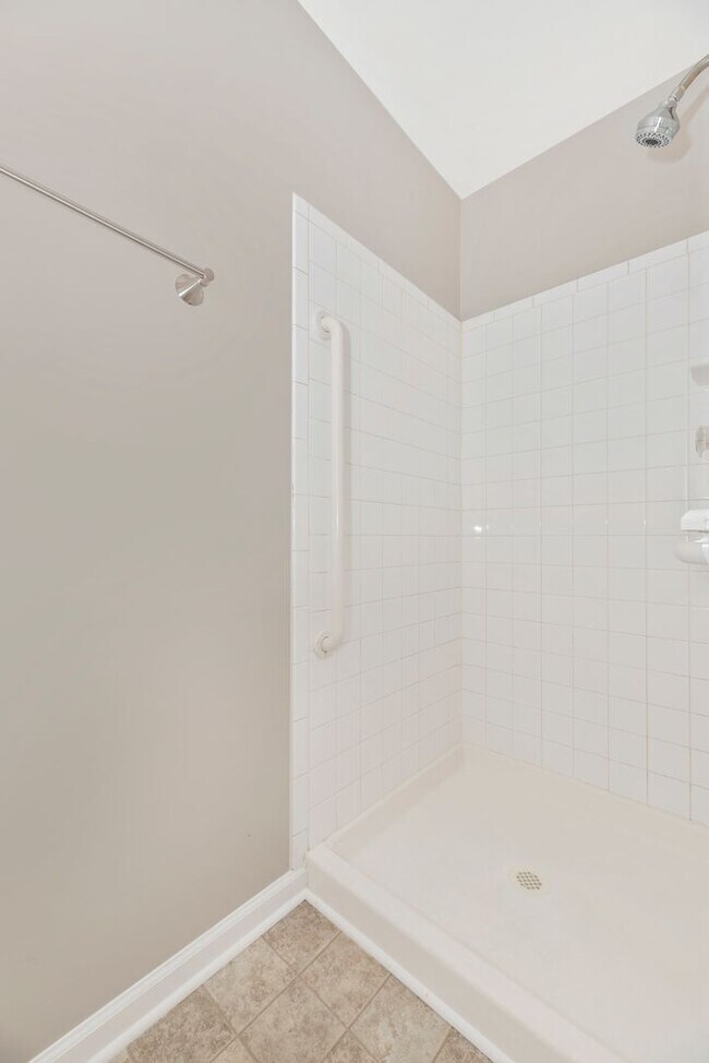 Building Photo - Beautifully Renovated Townhome in Walnut Ridge