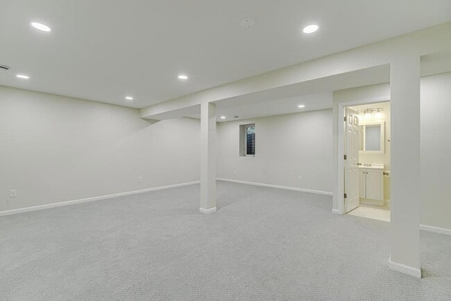 Building Photo - 835 Niagara Ln N