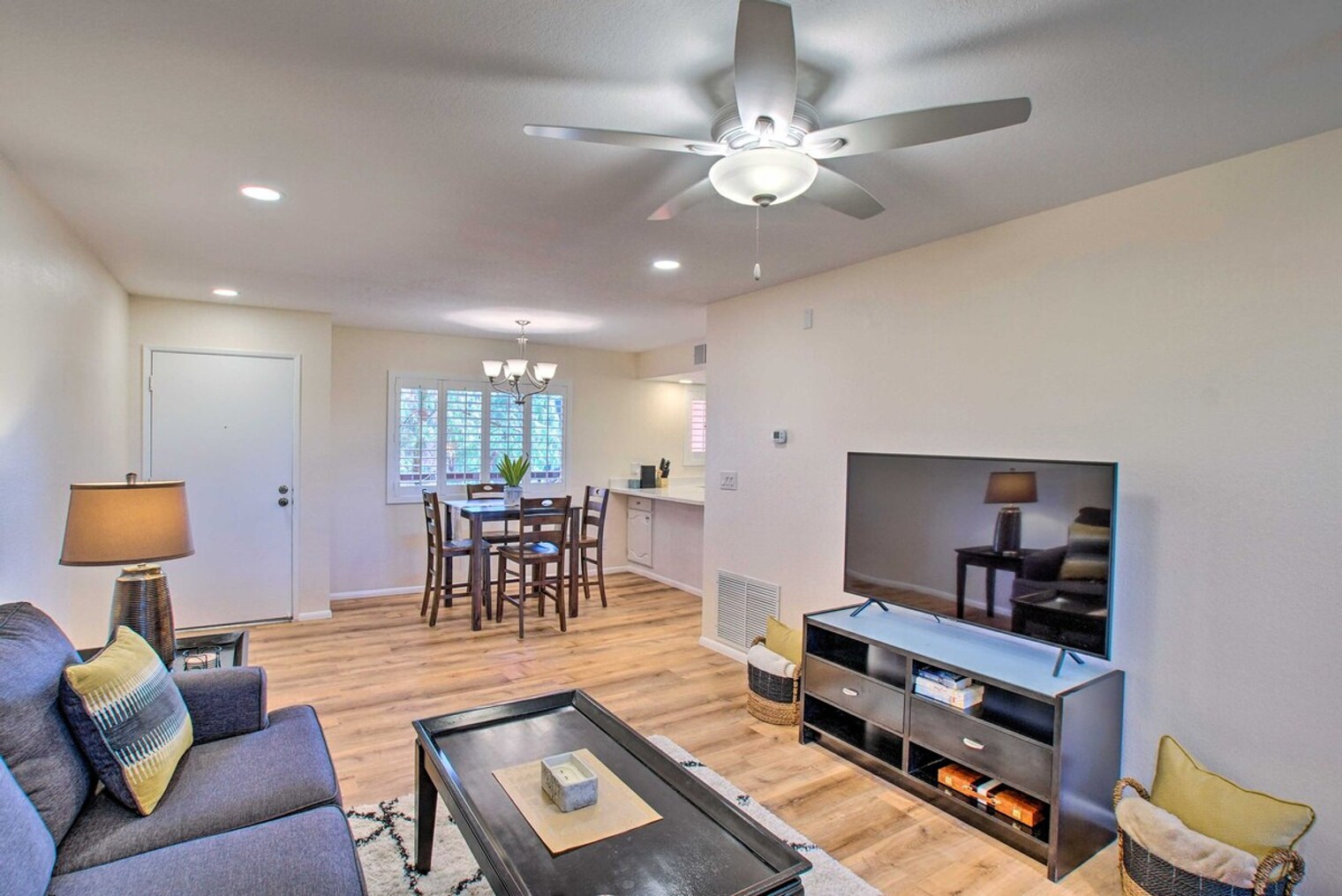 Building Photo - 4303 E Cactus Rd