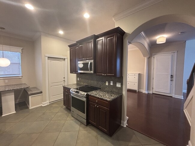 Building Photo - 827 Meridale Ave