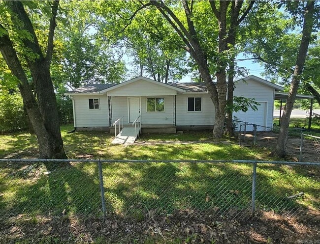 Primary Photo - 314 N Oak St