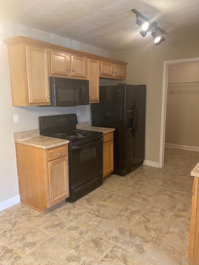 Building Photo - 2 bedroom/ 2 bath Woods of St Andrews condo available for rent in 40214 -  $1,200/month