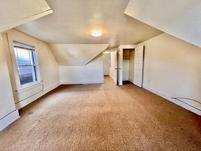 Building Photo - Spacious 1BR apartment with office/ 2nd bedroom.