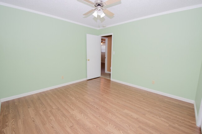 Building Photo - 215 Hillcrest Pl